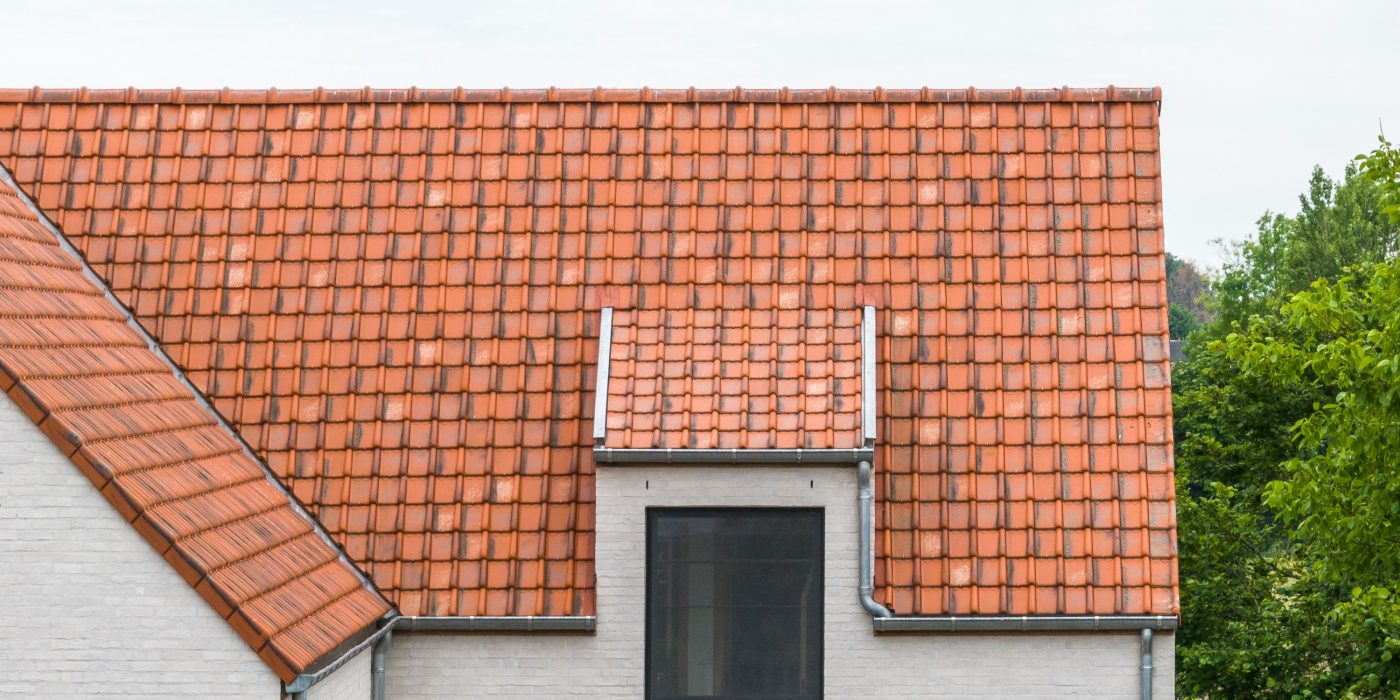 Licht golvende dakpannen