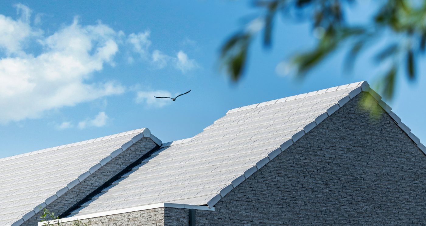 Zadeldak van een nieuwbouw gezinswoning te Brugge met Actua 10 Titaanwit dakpannen