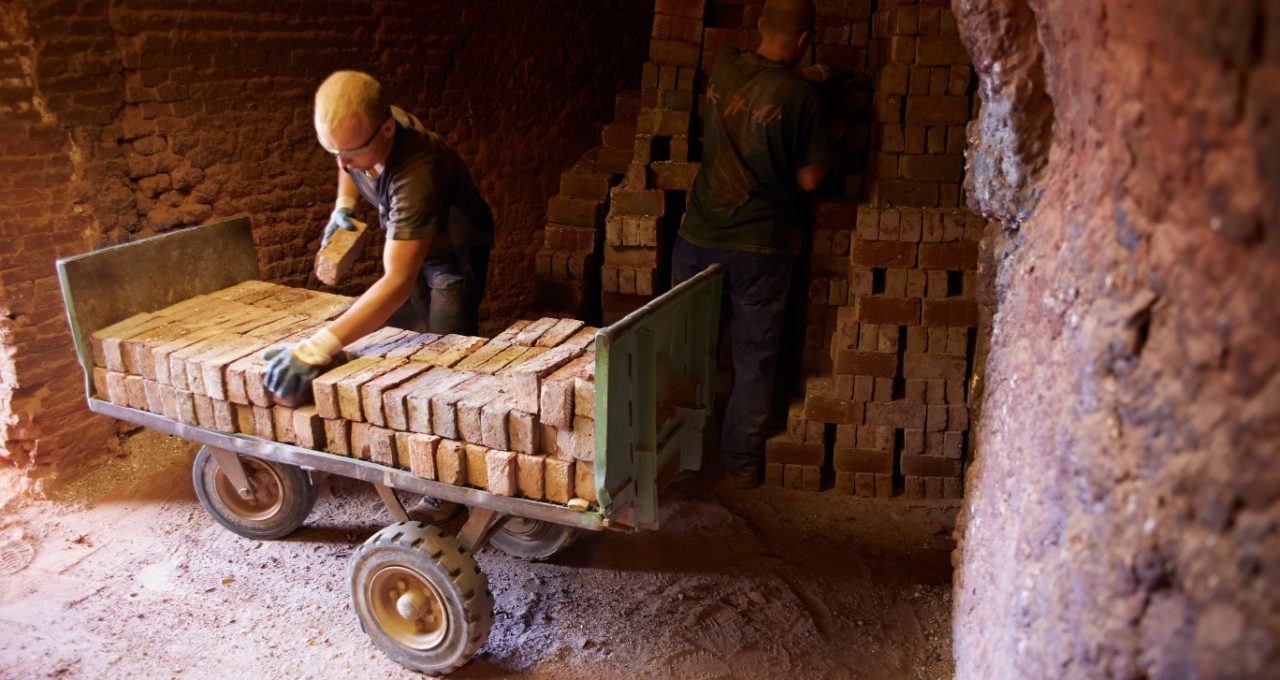 Photography of stacking facing bricks in ring kiln at Maaseik
