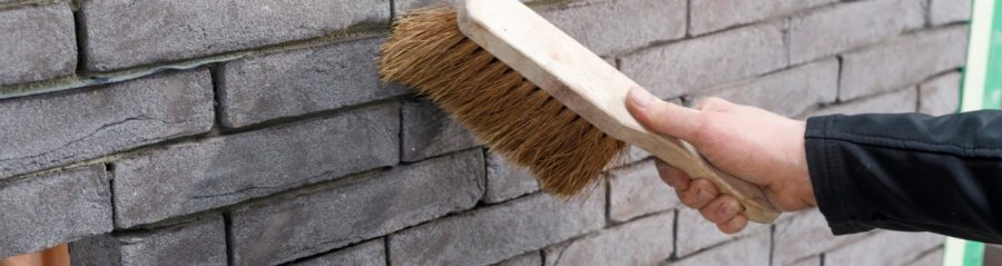 Metselwerk reinigen met een harde borstel