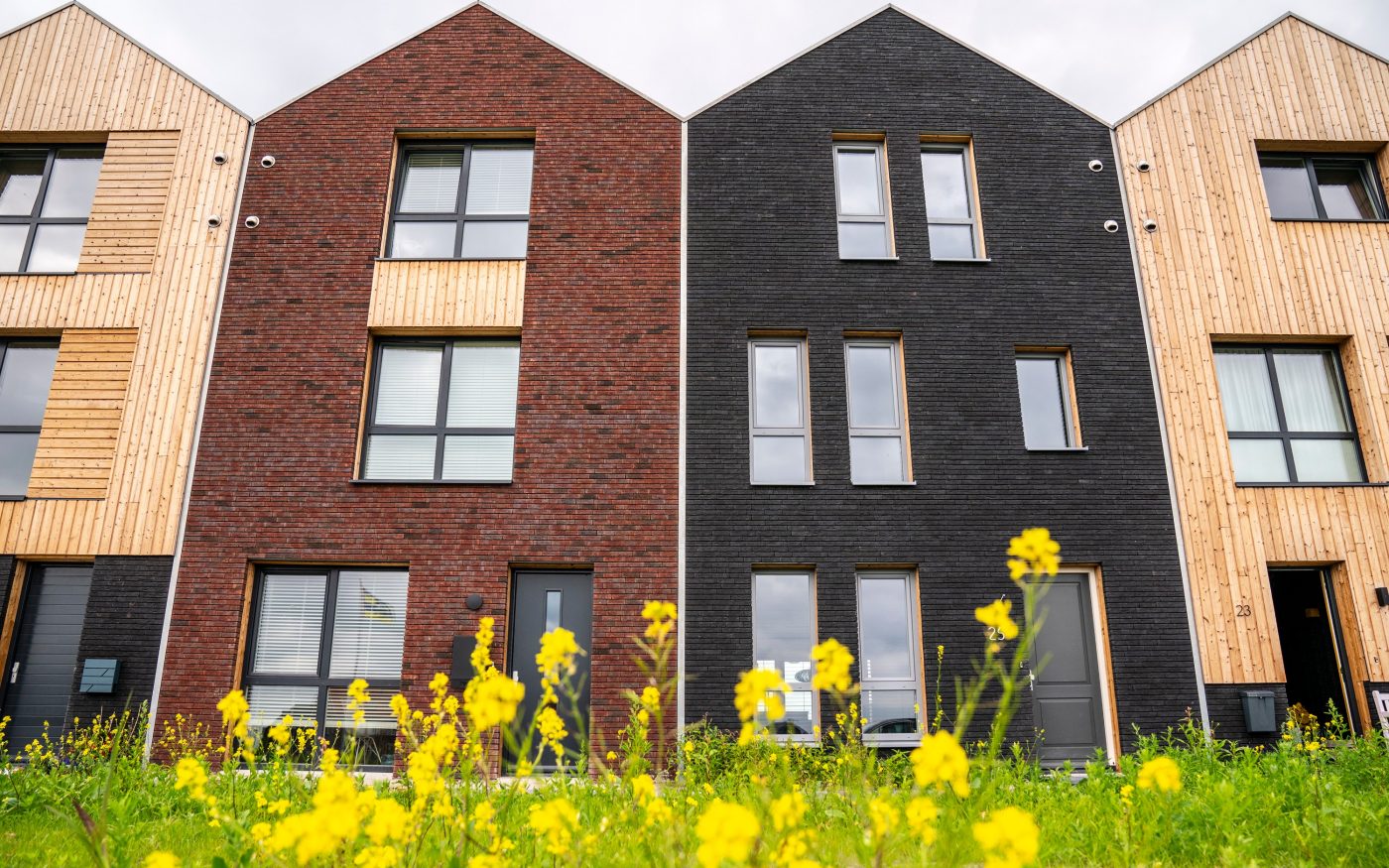 Product: ClickBrick Pure HV Blauwrood genuanceerd, Andalucia, Zwart. Contractor: Ekowood Houses, Verhaegh Ekobouw en Bouwbedrijf Regeling. New construction project Ekowood Houses | Wiarda, Leeuwarden