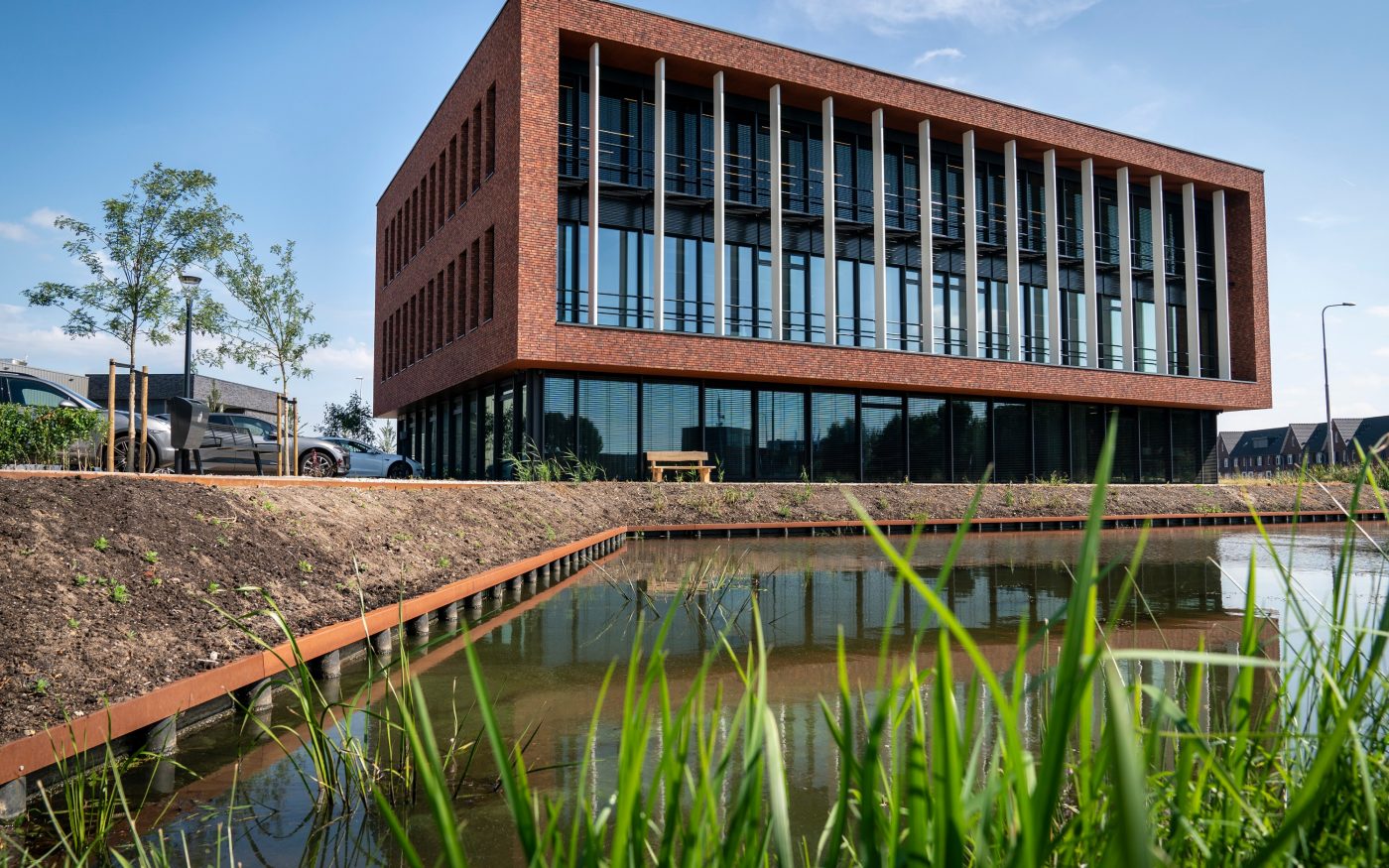 Product: Menton HV ClickBrick, Rhone Exclusief HV ClickBrick. Architect: Verstoep bouwadvies en architecteur. Contractor: Verstoep bouwadvies en architecteur. Builder: Koster Lijmwerken B.V. Trader: Kooy Baksteencentrum.  New construction of multi-company building, Schoonhoven