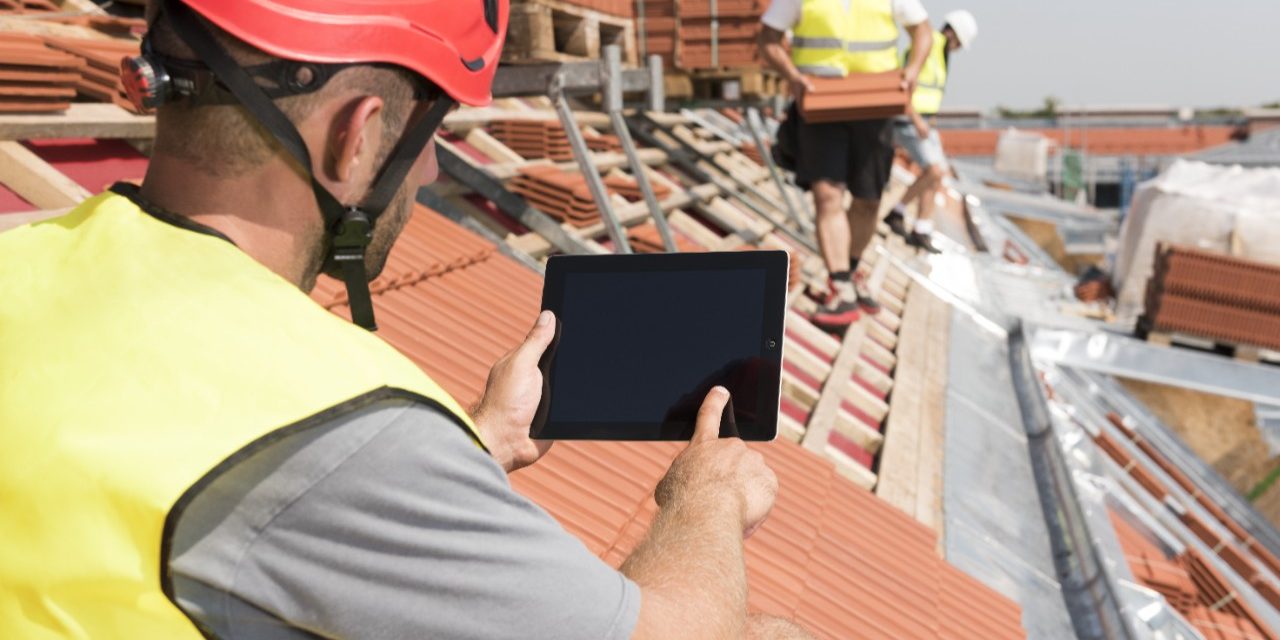 Roofer with ipad - layered version with bluescreen, Fast Forward Commercial Excellence