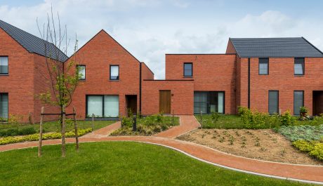 Tuinpaden aangelegd met kleiklinkers van wienerberger