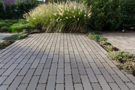 Tuin aangelegd met kleiklinkers van wienerberger