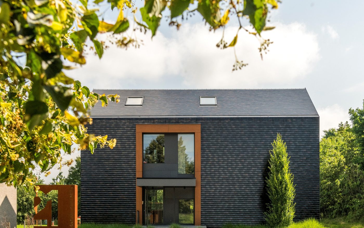 Reference photo new construction office building in La Bruyere