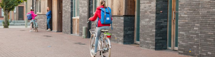 Child is cycling in Duurzame Wijk Waregem
