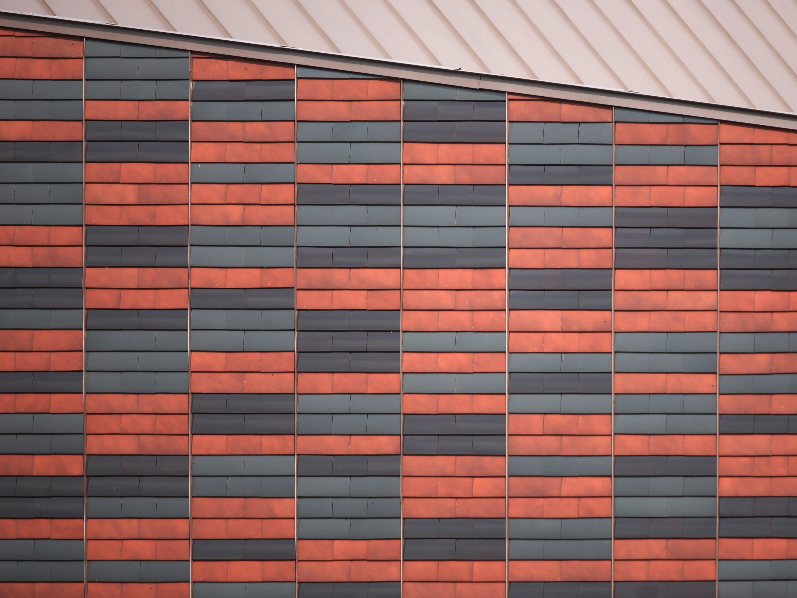 Koramic, Monde, commune Saint-gilles, Tuile Plats 301 Koramic coloris lie-de-vin émaillé brillant, gris ardoisé émaillé mat et amarante  Quantité : 1350 m² , Vincent Wattier, DLW Architectes