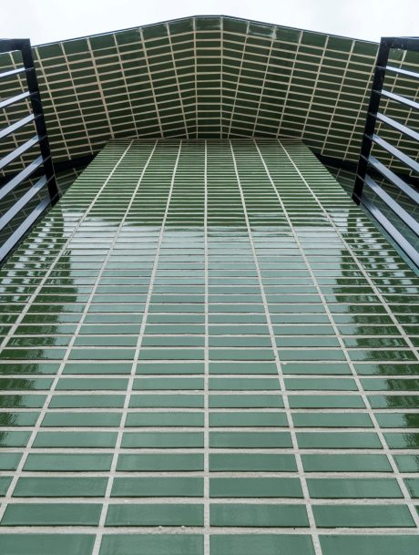 Groen geglazuurde gevelstenen en verfijnde details geven dit nieuwbouwproject een uitgesproken architecturale identiteit. pvl architecten