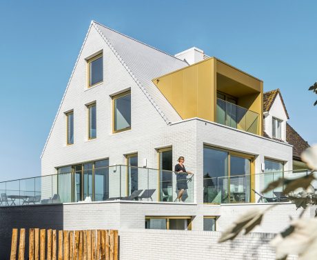 Witte kleuren hebben over het algemeen een hogere albedo, wat betekent dat ze meer zonlicht reflecteren en minder absorberen in vergelijking met donkere kleuren. cuypers & Q architecten