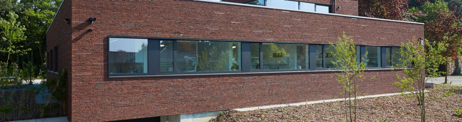 Nieuwbouw tandartspraktijk en appartement in Kortrijk