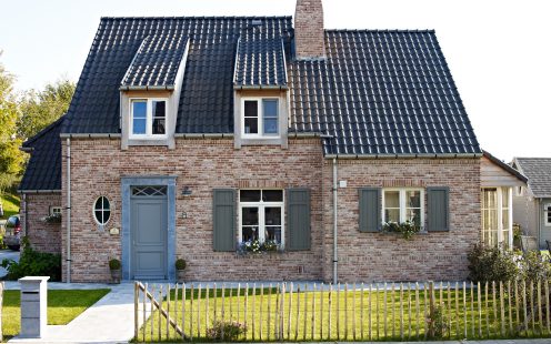 brique de parement en terre cuite de couleur rouge fortement nuancee signee desimpel belle epoque de mons avec surface mate nervuree non sablee et voiles de ciment