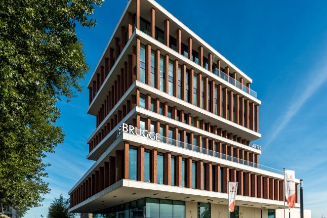 Nouvelle construction bureaux pour réservation de croisière, bureaux et restaurant à Bruges