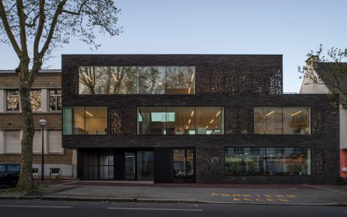 Office building with two levels. Siding's implementation. SCI Dedale, 16 avenue de la Perrière 56100 LORIENT. Brick Terca Briques Pleines 495 x 95 x 48 Cassia Noir graphite. Pose à joints vifs.