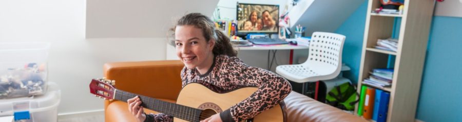 Resident of the Duurzame Wijk - Child is playing the guitar