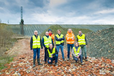 Achteraan v.l.n.r. Stefaan Vuyllsteke, Kees Debruyne,, Klaas Soenen, Nicolas Verduyn, Jan Vanmeirhaeghe en Dries Mergaert (Inagro). Vooraan Wim Pauwelyn en Charlotte Boeckaert (Vlakwa)  bij de kleigroeve van Wienerberger in Kortemark. Binnenkort wordt hier grond- en hemelwater verpompt naar de landbouwbedrijven in de buurt. De Group Verduyn wordt de eerste en grootste afnemer.