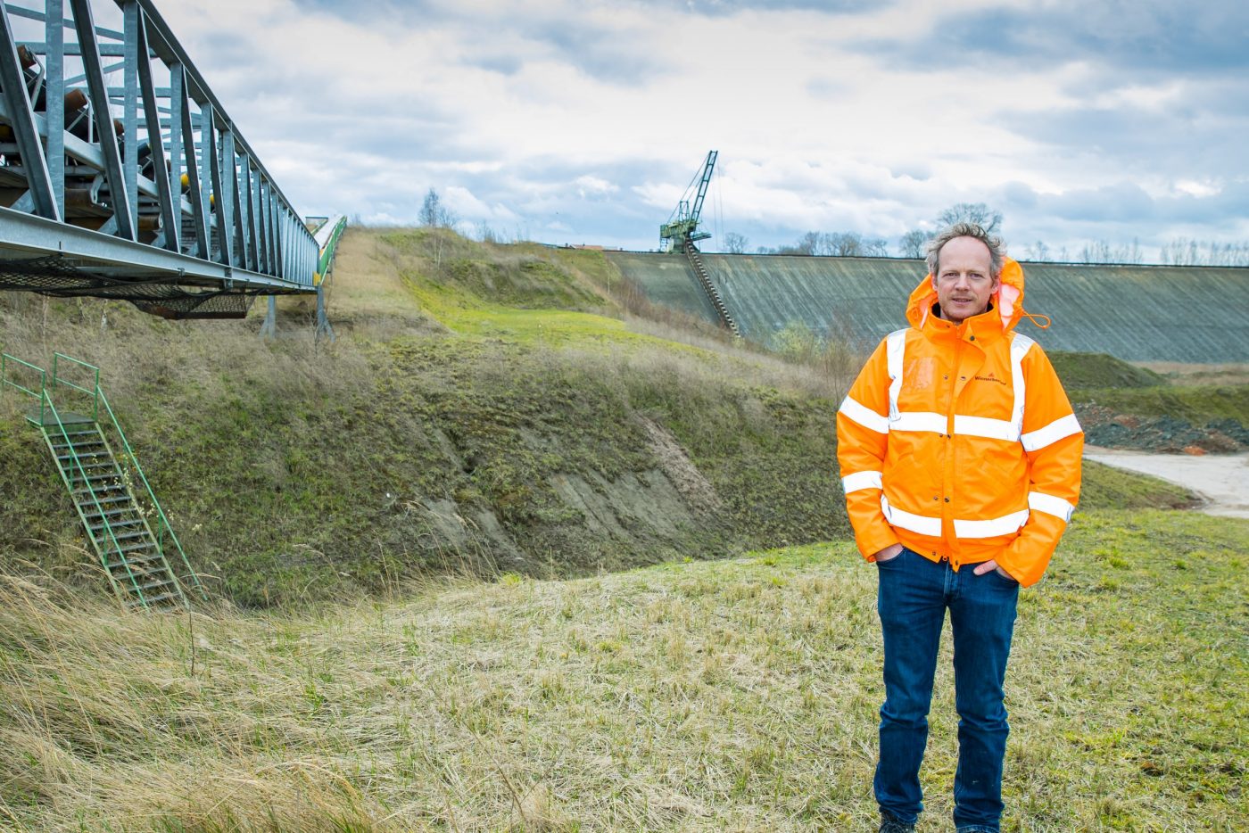 Jan Vanmeirhaeghe, milieucoördinator van Wienerberger, bij de kleigroeve in Kortemark. Binnenkort wordt hier grond- en hemelwater verpompt naar de landbouwbedrijven in de buurt. De Group Verduyn wordt de eerste en grootste afnemer.
