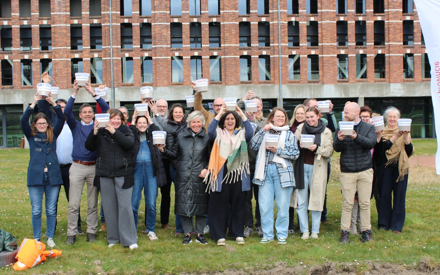 Enthousiaste medewerkers om de bloemenweide aan het hoofdkantoor in te zaaien