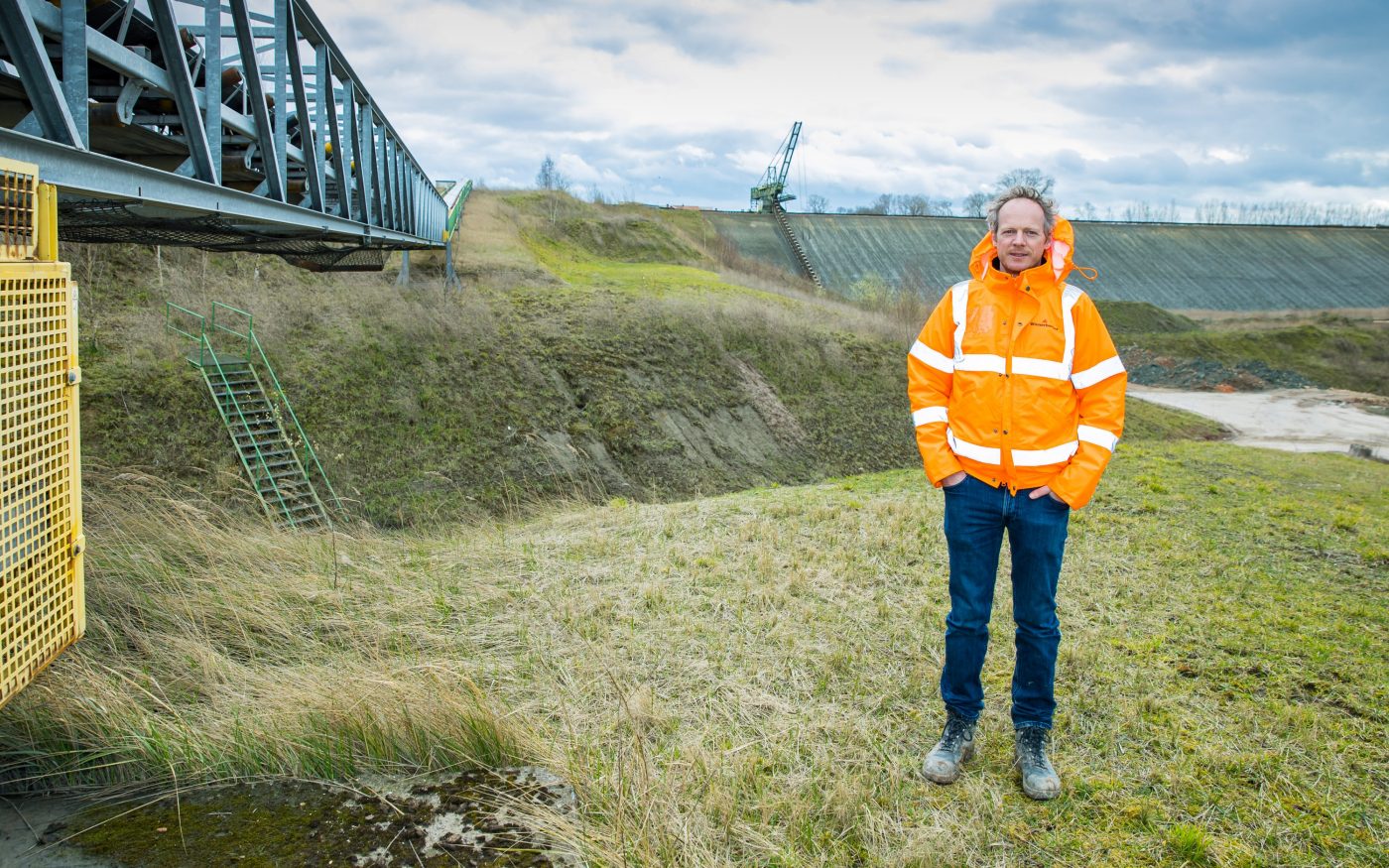 Jan Vanmeirhaeghe, milieucoördinator van Wienerberger, bij de kleigroeve in Kortemark. Binnenkort wordt hier grond- en hemelwater verpompt naar de landbouwbedrijven in de buurt. De Group Verduyn wordt de eerste en grootste afnemer.