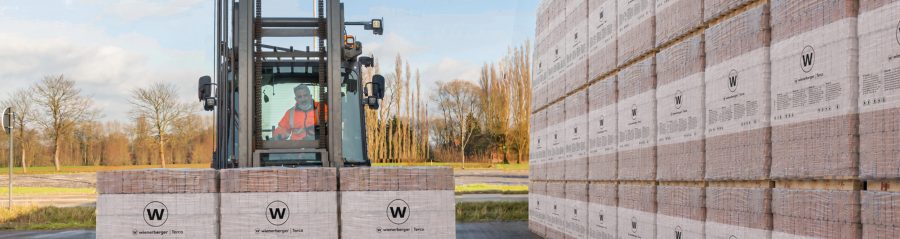 Heftruck met drie palletten wienerberger gevelstenen