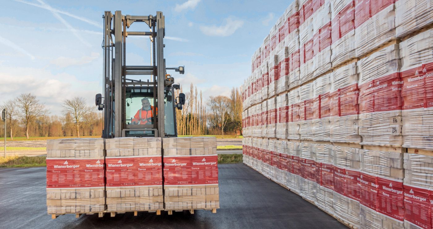 Heftruck met drie palletten wienerberger gevelstenen
