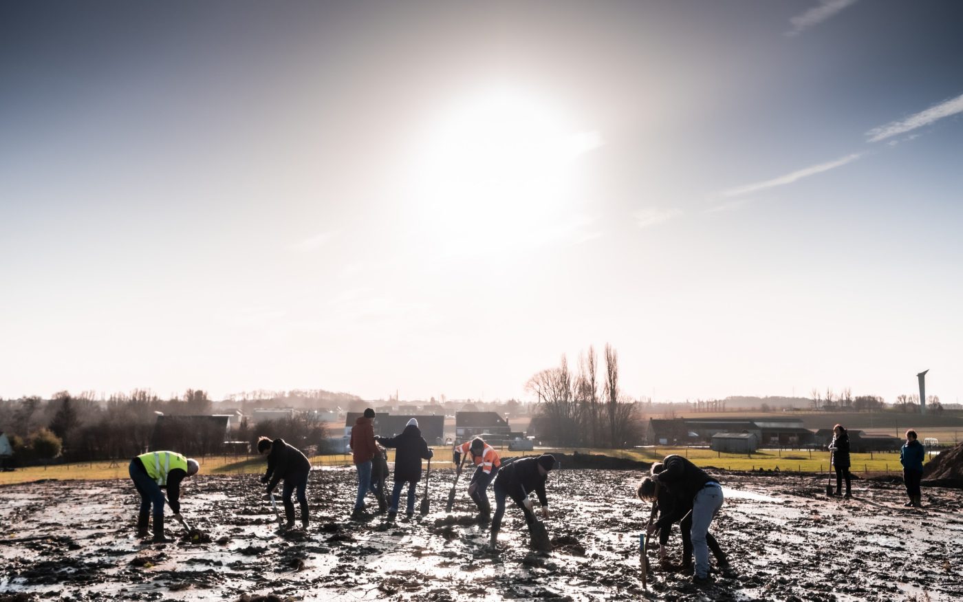 20210109 Aalbeke, Belgie. Wienerberger en Agentschap Natuur en Bos planten 2.650 nieuwe bomen in de voormalige groeve ‘Dewitte’, waar Wienerberger gedurende lange tijd klei groef voor de productie van kleidakpannen in de Koramic. Nu het Preshoekbos.