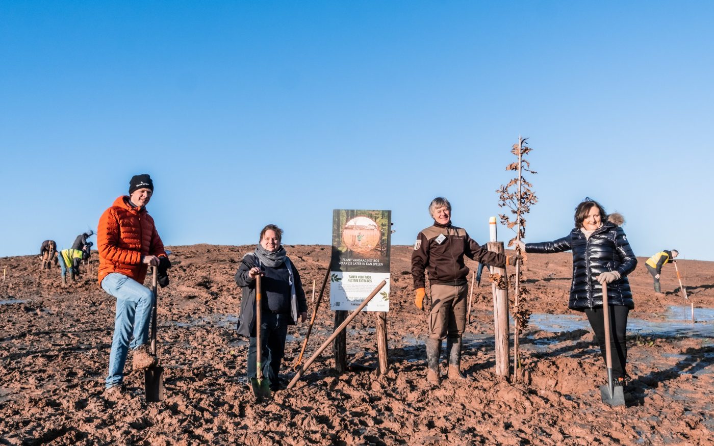 20210109 Aalbeke, Belgie. Wienerberger en Agentschap Natuur en Bos planten 2.650 nieuwe bomen in de voormalige groeve ‘Dewitte’, waar Wienerberger gedurende lange tijd klei groef voor de productie van kleidakpannen in de Koramic. Nu het Preshoekbos.