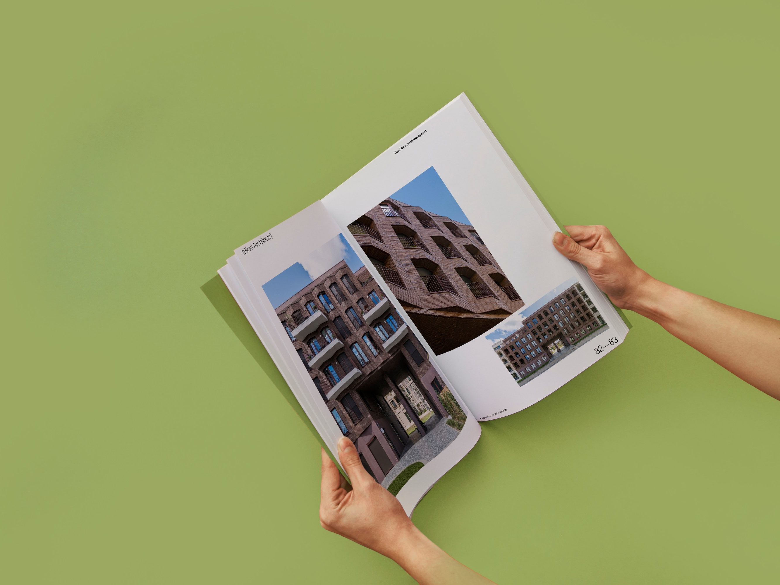Photo d'une personne en train de consulter le magazine innovate in architecture 16
