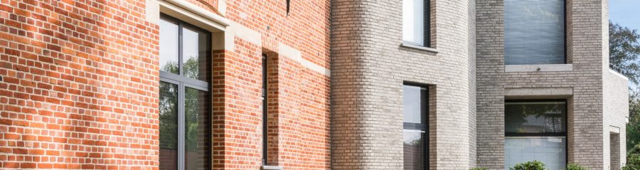 Architect Frédéric Vander Laenen brengt harmonie en contrast in dit ontwerp. De klassieke keramische gevel wordt naadloos gecombineerd met een moderne aanbouw in Terca Agora Agaatgrijs. Het samenspel van rechte lijnen en zachte curves benadrukt de dialoog tussen oud en nieuw.