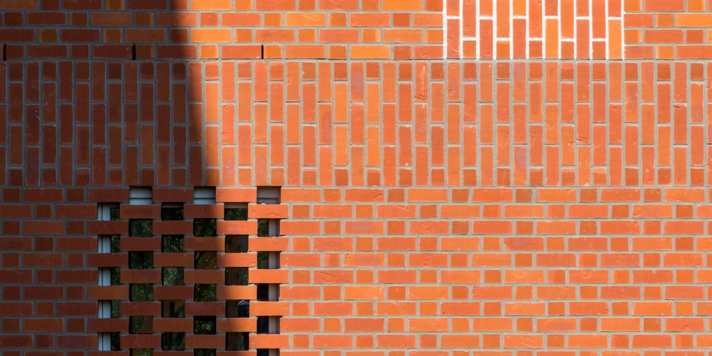 Projet de référence avec des briques de parement Terca où les joints se distinguent également par les couleurs et les textures variées.