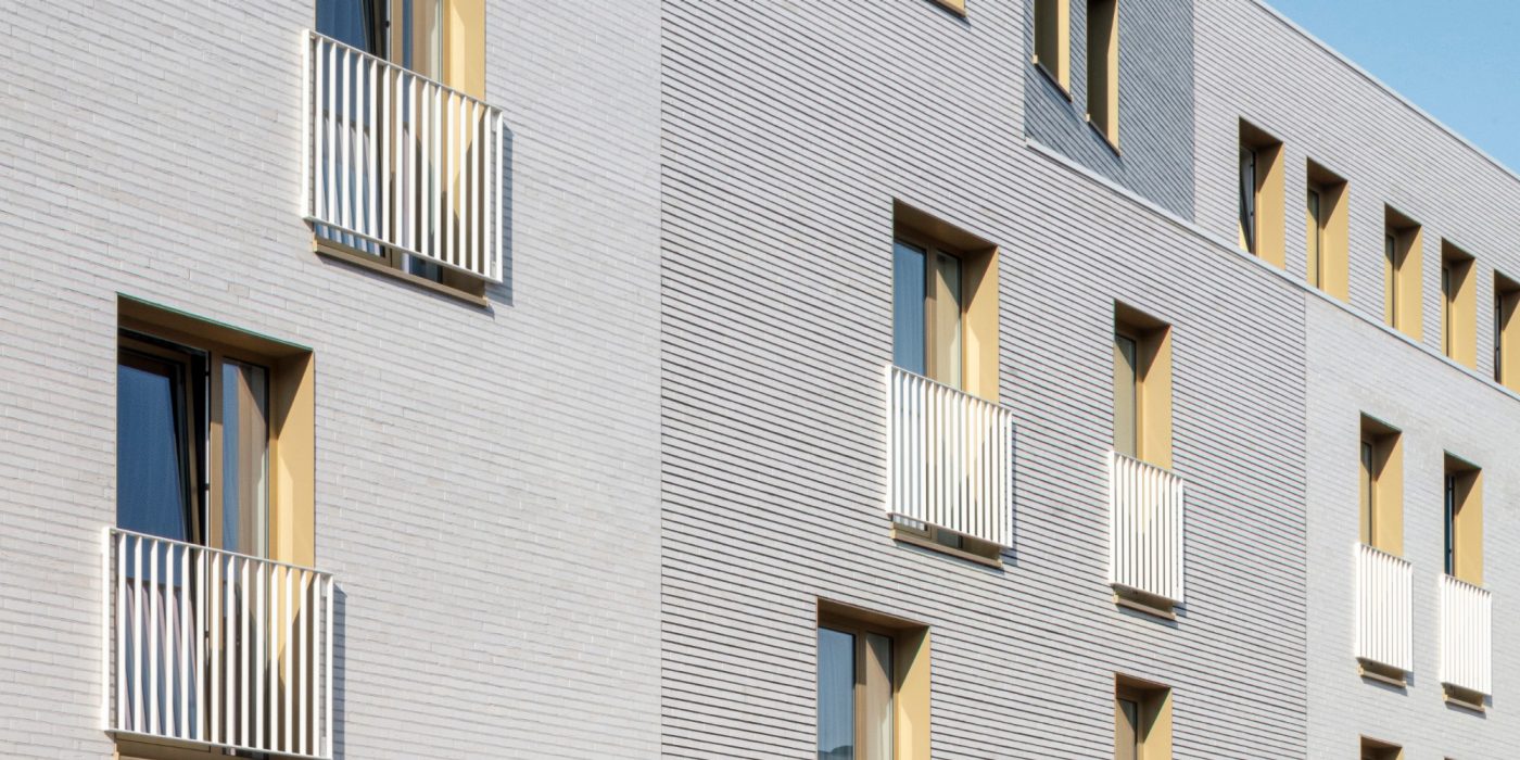 Projet de référence à Ganshoren avec des appareillages et différentes teintes de joints qui créent un forte verticalité de la façade