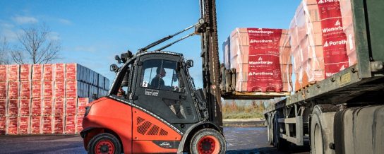 Chargement d'un camion avec des pallettes de blocs pour murs intérieurs Porotherm