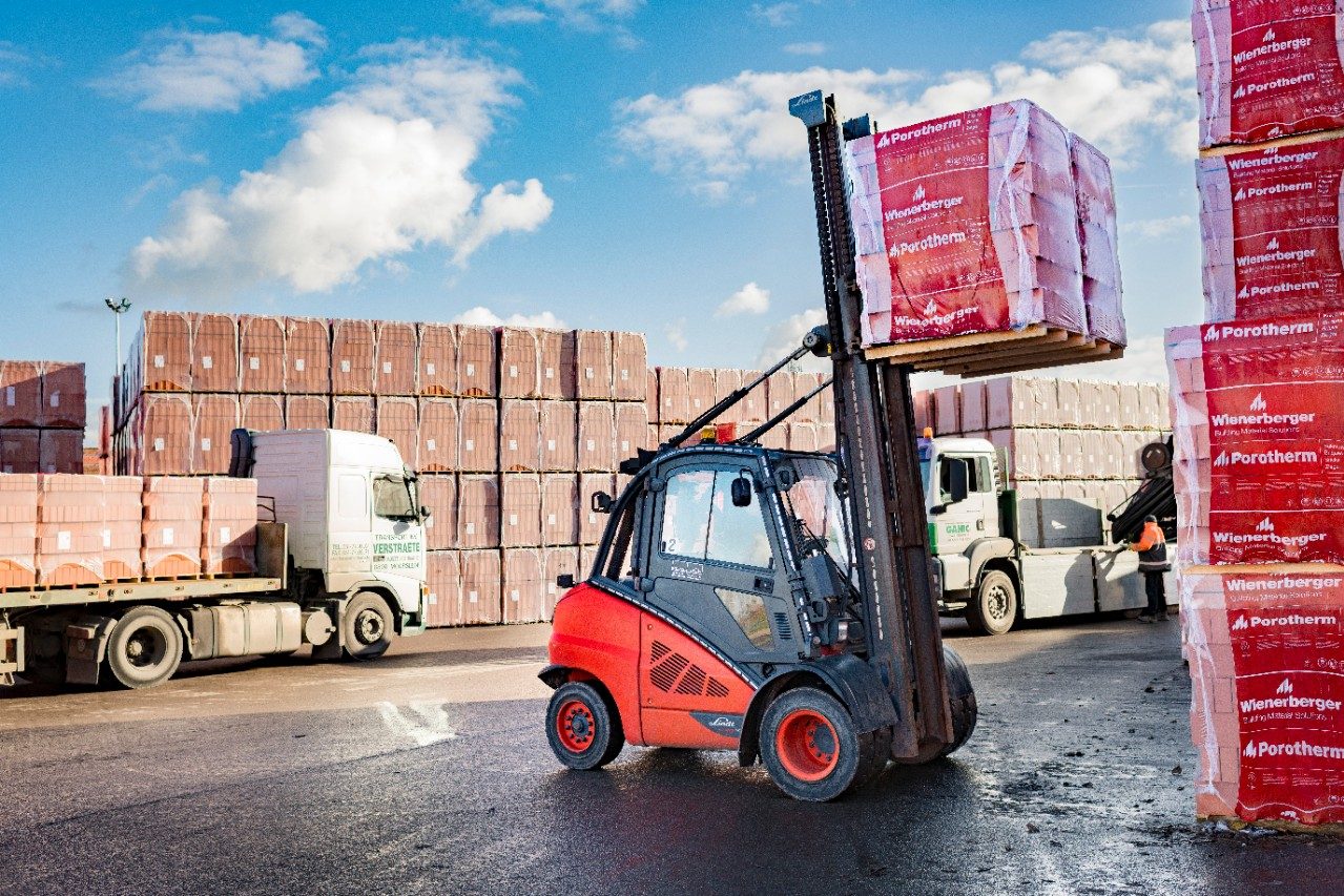 Empiler des pallettes de blocs pour murs intérieurs Porotherm