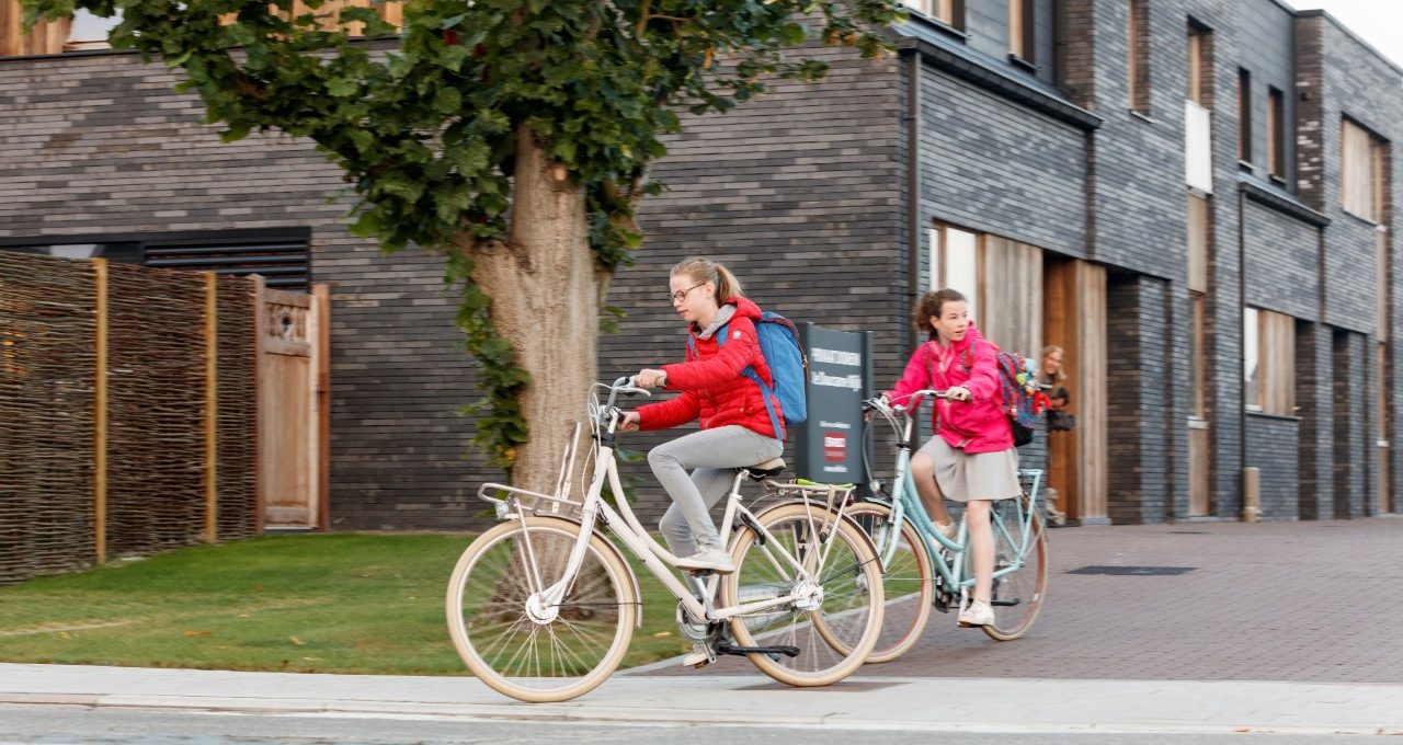 Children are cycling in Duurzame Wijk Waregem 