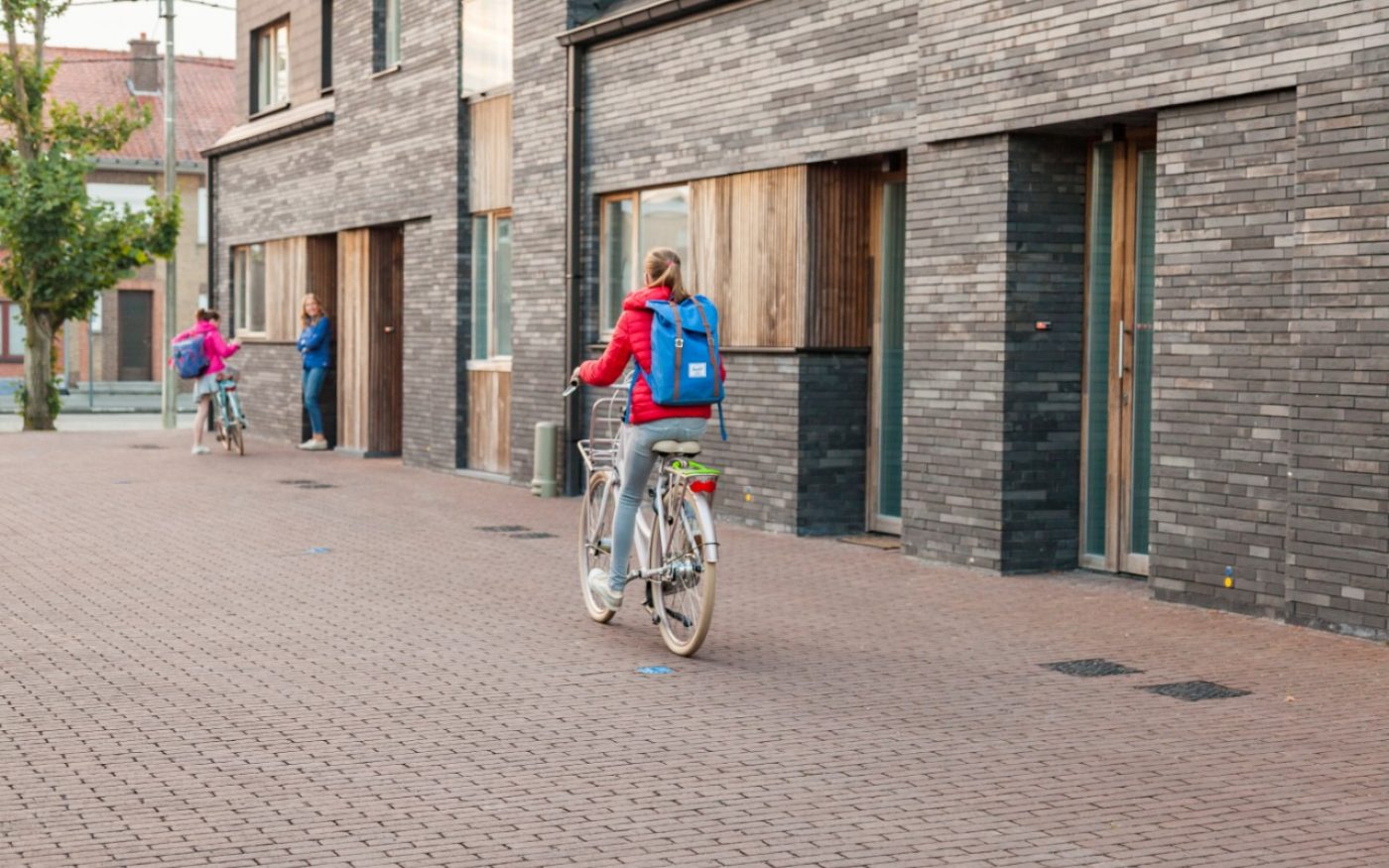 Child is cycling in Duurzame Wijk Waregem 