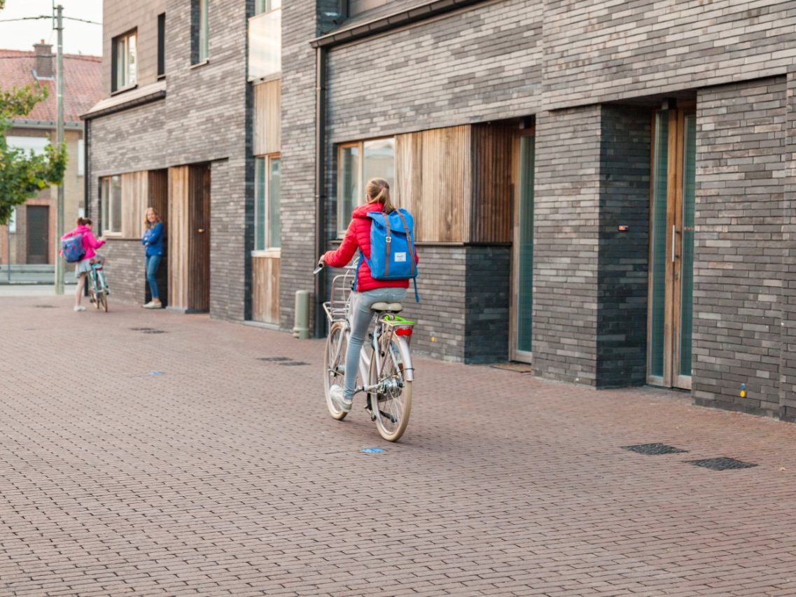 Child is cycling in Duurzame Wijk Waregem 
