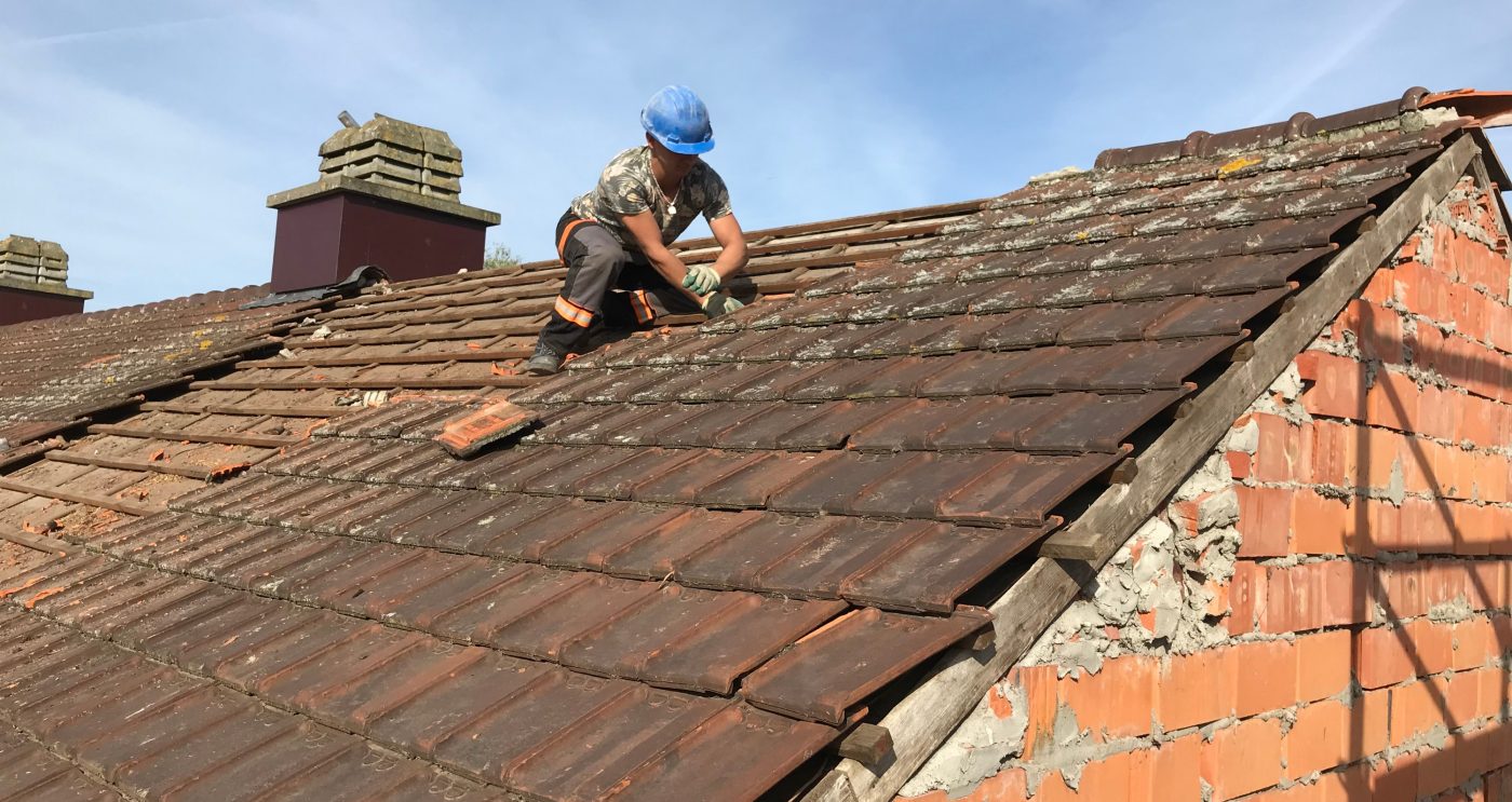 Retrait des tuiles en terre cuite afin de les recycler comme matière première pour la fabrication de blocs treillis