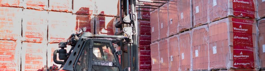 Empiler des pallettes de blocs pour murs intérieurs Porotherm