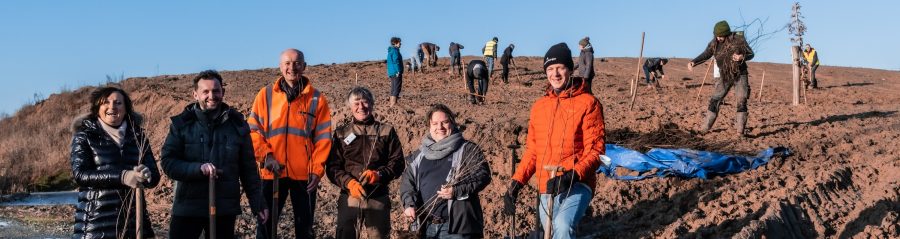 20210109 Aalbeke, Belgie. Wienerberger en Agentschap Natuur en Bos planten 2.650 nieuwe bomen in de voormalige groeve ‘Dewitte’, waar Wienerberger gedurende lange tijd klei groef voor de productie van kleidakpannen in de Koramic. Nu het Preshoekbos.