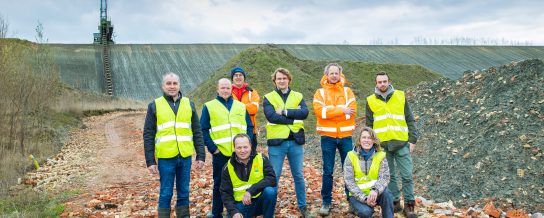 Achteraan v.l.n.r. Stefaan Vuyllsteke, Kees Debruyne,, Klaas Soenen, Nicolas Verduyn, Jan Vanmeirhaeghe en Dries Mergaert (Inagro). Vooraan Wim Pauwelyn en Charlotte Boeckaert (Vlakwa)  bij de kleigroeve van Wienerberger in Kortemark. Binnenkort wordt hier grond- en hemelwater verpompt naar de landbouwbedrijven in de buurt. De Group Verduyn wordt de eerste en grootste afnemer.