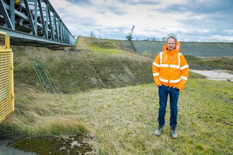 Jan Vanmeirhaeghe, milieucoördinator van Wienerberger, bij de kleigroeve in Kortemark. Binnenkort wordt hier grond- en hemelwater verpompt naar de landbouwbedrijven in de buurt. De Group Verduyn wordt de eerste en grootste afnemer.