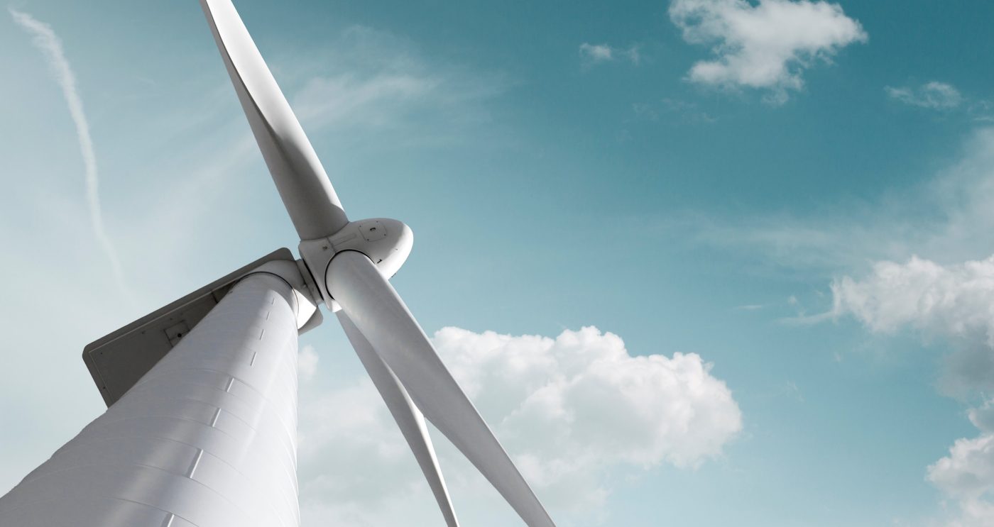 Windkraft Anlage mit zartem Wolken Hintergrund und Freiraum für eigenen Text