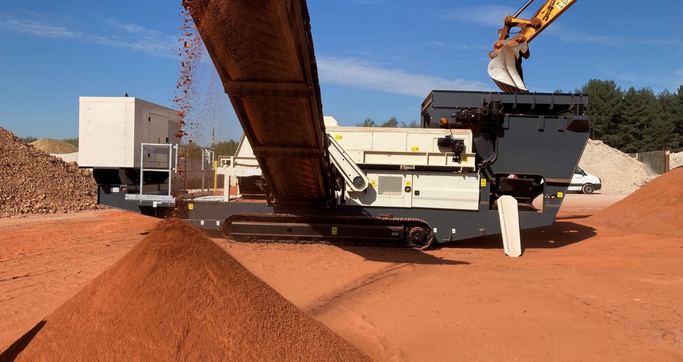 Installation de concassage qui transforme les déchets de démolition en céramique en une nouvelle matière première secondaire destinée à la fabrication de blocs pour murs intérieurs