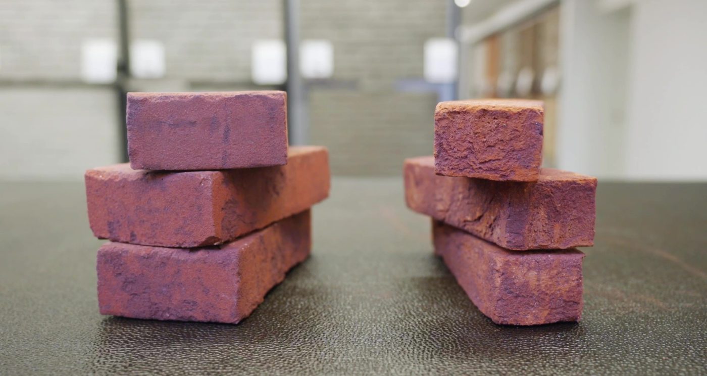 Deux piles de briques de parement illustrant la différence entre le format standard et le format Eco-brick