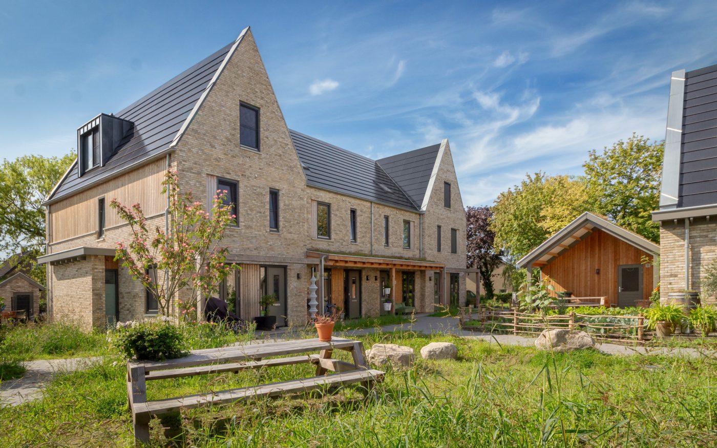 Reference photo new construction family homes in Ameid