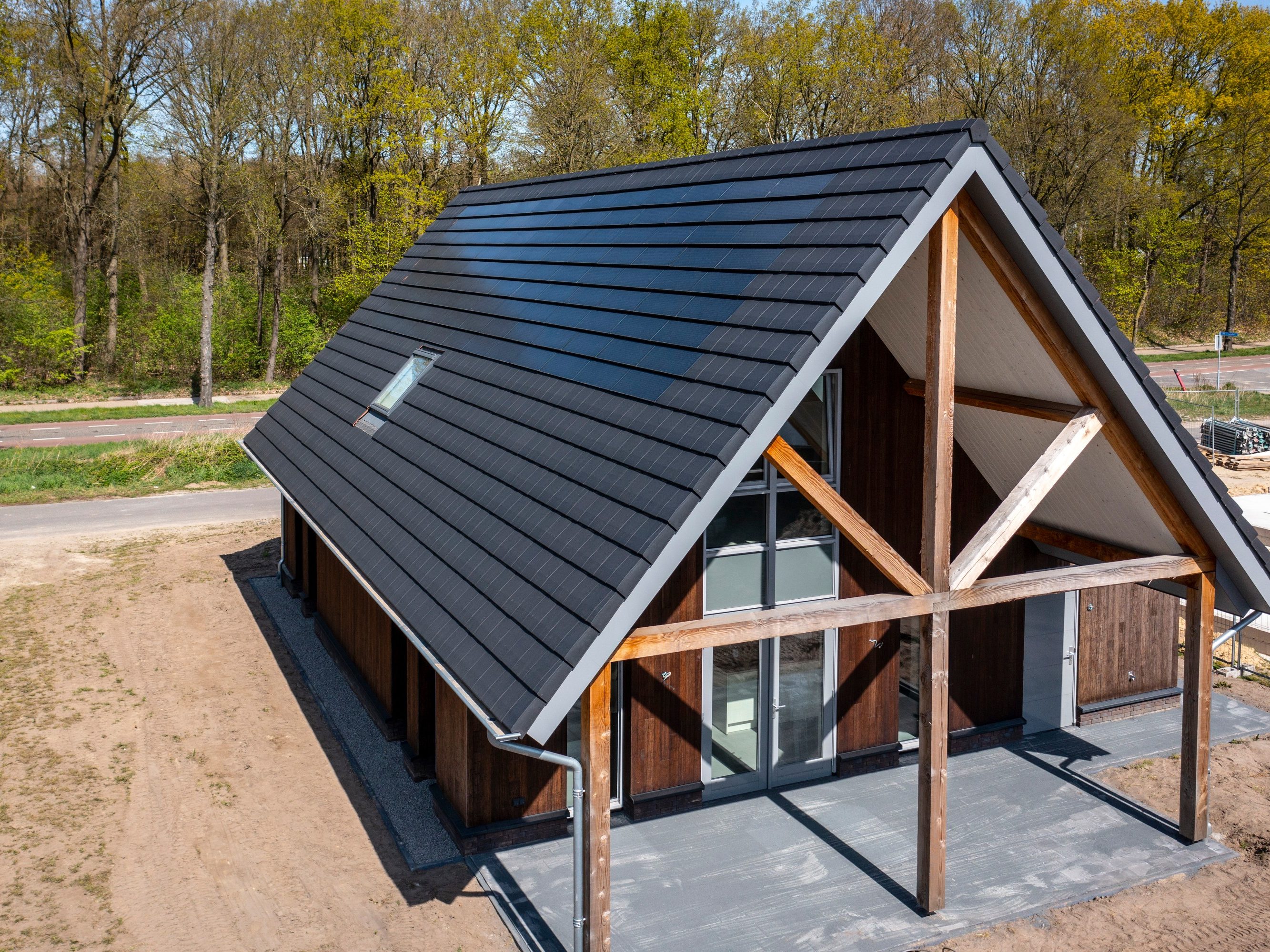 Product: Wevolt X-Tile. Architect/developer: Ekowood Woonconcept. Client: Brummelhuis Projecten. Contractor: Verhaegh Bouwbedrijf, Grashoek. Installer: Lucius.nu, Boxtel. New constructed detached house with Wevolt X-Tile | Weidebox, Helden