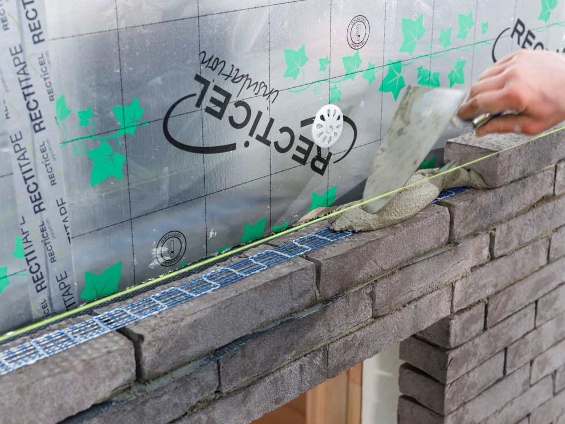 Bricks - Iluzo - Installing ribbon joint reinforcement