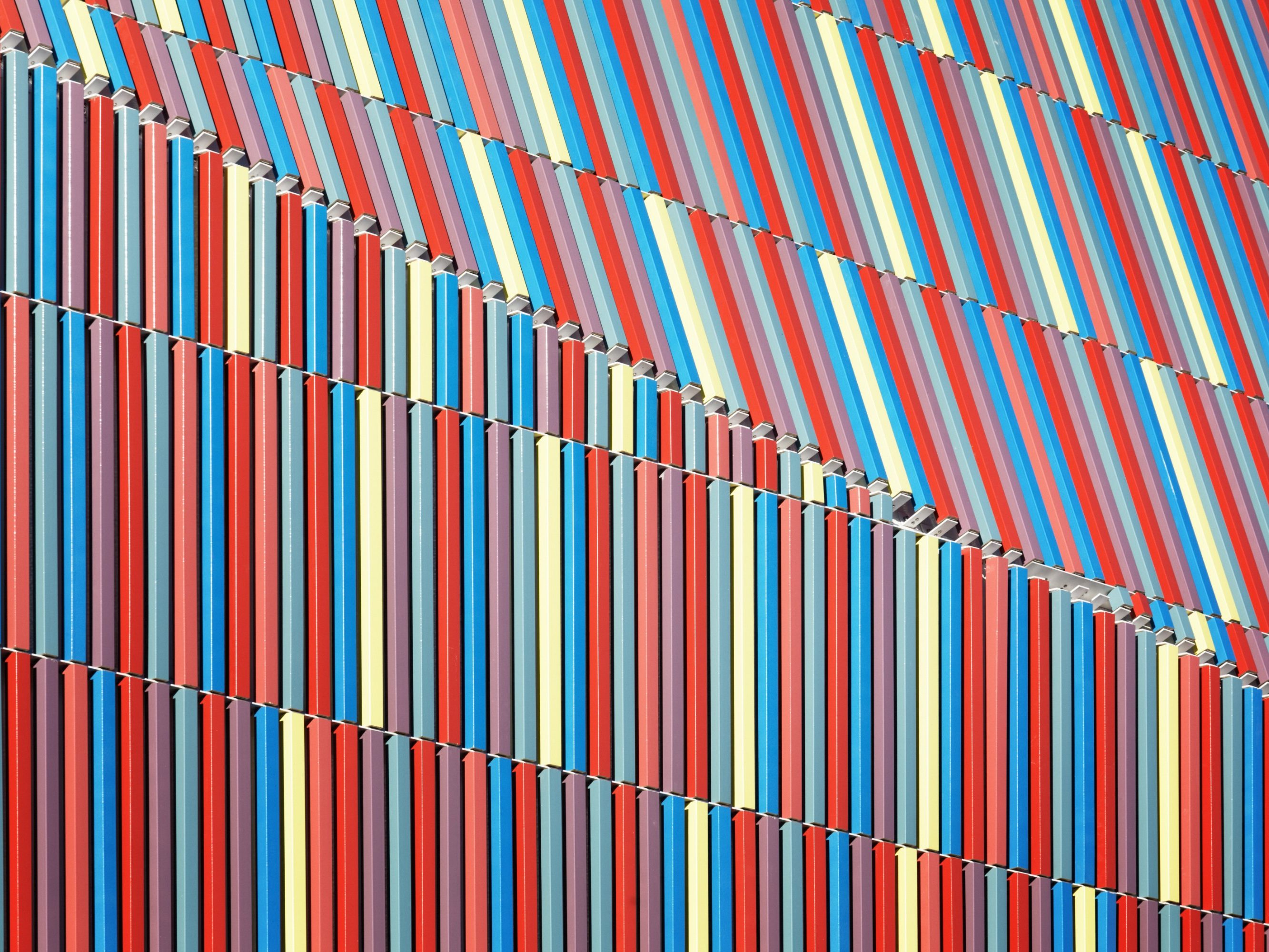 Preschool of 1325 m2 and High Environmental Quality building. Ecole maternelle Simone Veil, 1 rue Nelson Mandela 94390 VILLIERS SUR MARNE. Panels Argeton Barro 50 x 50 Emaillé Rouge, Bleu clair, Jaune, Lilas, Rose.