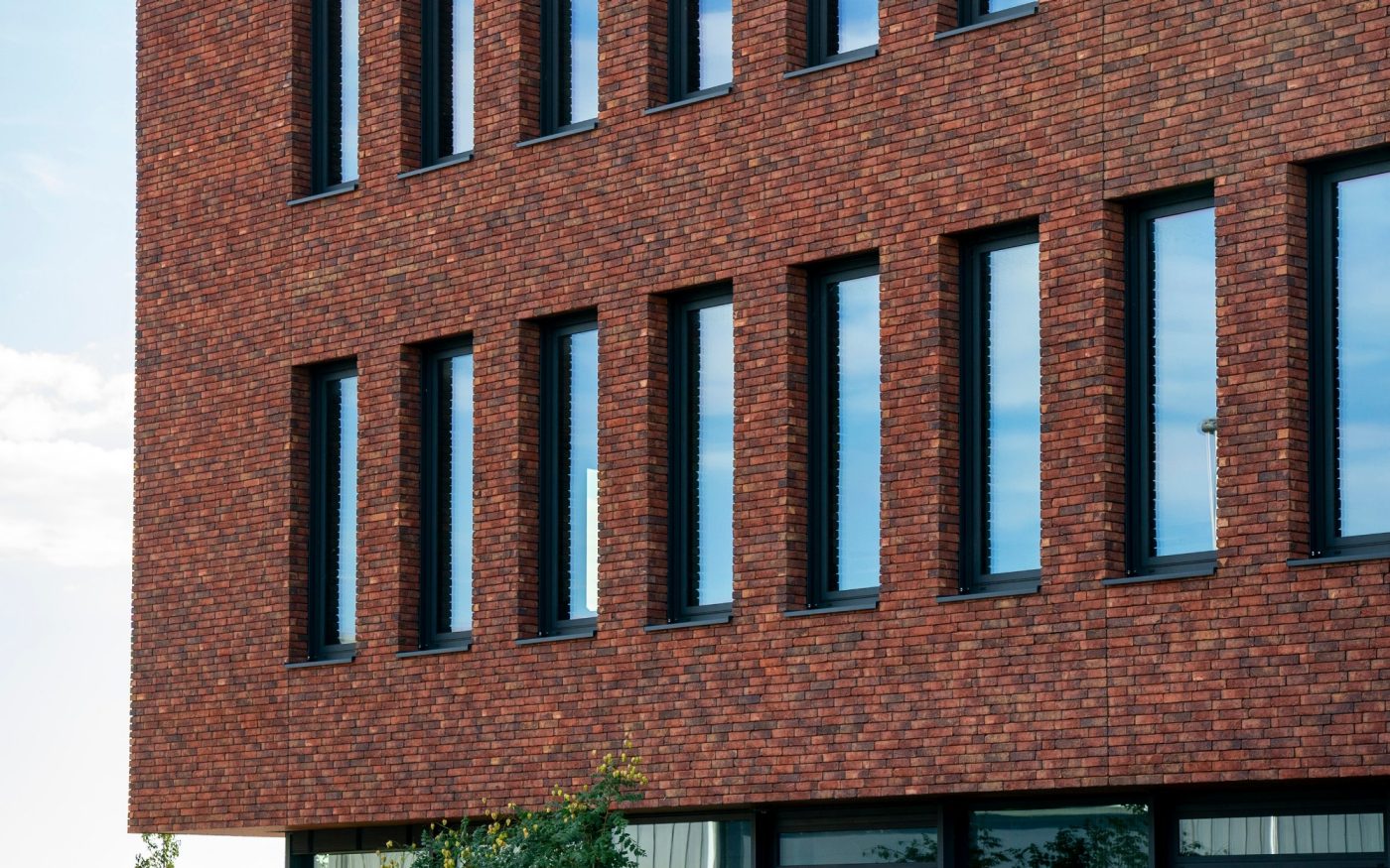 Product: Menton HV ClickBrick, Rhone Exclusief HV ClickBrick. Architect: Verstoep bouwadvies en architecteur. Contractor: Verstoep bouwadvies en architecteur. Builder: Koster Lijmwerken B.V. Trader: Kooy Baksteencentrum.  New construction of multi-company building, Schoonhoven