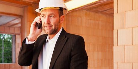 Architect die om informatie vraagt